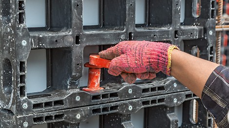 An example of easy and simple use: the shape of the DUO Connector and the panel openings allow only one single installation option.