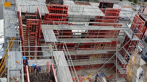 Continuación del proceso de armado de la columna M/W apoyándose en la utilización del sistema PERI UP para la fácil revisión y posterior colocación del concreto.