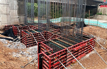 El versátil encofrado LIWA empleado para cimentaciones y estribos.