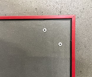 Im Standard mit einer Polypropylenplatte mit Birkenkern ausgestattet, erzielt die neue MAXIMO Generation ein glattes und farbgleiches Betonbild. Die einseitig beschichtete und dadurch atmungsaktive ROBU B verfügt dank ihrer Robustheit, UV-Beständigkeit und der leicht zu reparierenden Oberfläche über eine lange Lebensdauer.