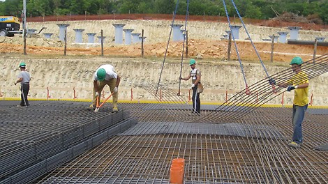 Il secondo giorno giorno è stato dedicato alla posa dell’armatura in acciaio, costituita da reti monodirezionali ordite in due direzioni<br/>ortogonali