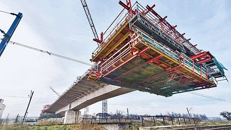 PERI offers an enhanced customer service for civil engineering bridge building. For cantilevered construction projects, for example, the company guarantees the best-possible customer support from a single source throughout the entire course of the project.