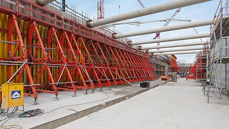 Beim Bau der Moselschleuse Trier wurden innerhalb von knapp 1,5&amp;nbsp;Jahren Bauzeit rund 45.000&amp;nbsp;m³ Beton verarbeitet.