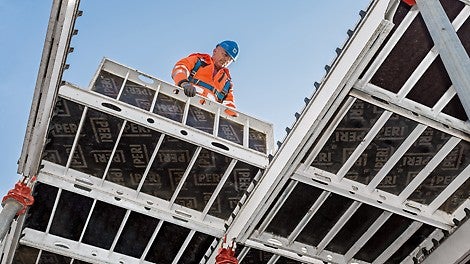 Die Paneel-Deckenschalung SKYDECK ermöglicht schnelles sowie sicheres Schalen mit systematischer Montagefolge. Leichte Aluminium-Bauteile und praktische Abmessungen erhöhen die Arbeitsleistung, die Möglichkeit des Frühausschalens mit dem Fallkopf reduziert die Vorhaltemenge.