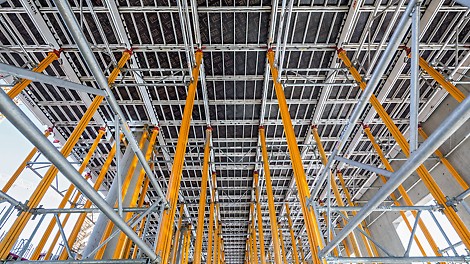 Lehký hliníkový a flexibilně použitelný systém SKYDECK a systémové díly MULTIPROP ušetřily čas a náklady při bednění stropů.