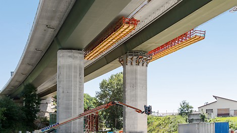 Ansicht der Brücke von unten, welche zeigt wie mit Hilfe zweier VARIOKIT Gesimskappenbahnen Außen- und Mittelklappe hergestellt werden.