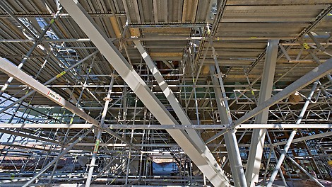On the basis of a 2 m x 2 m scaffold grid, the PERI UP decking provided safe and load-bearing working areas at all heights.