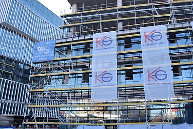 Фасадно скеле PERI UP Easy в комбинация с модулно скеле PERI UP Flex - изпълнение на 3 m конзолен участък