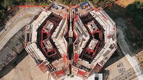 &lt;p&gt;Die 2,5 km lange Schr&amp;auml;gseilbr&amp;uuml;cke in Frankreich wird mit einer Stahlsonderschalung hergestellt, die taktweise mit Hilfe des ACS Selbstklettersystems nach oben steigt. Zu diesem Zeitpunkt ist es die l&amp;auml;ngste Schr&amp;auml;gseilbr&amp;uuml;cke der Welt.&lt;/p&gt;<br/>