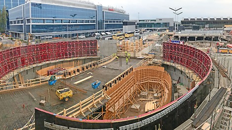 Parkkihallin kaarevaa seinää muotitettuna MAXIMO-järjestelmällä.