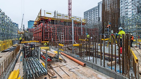 Kombinacja systemów samoczynnego wspinania PERI ACS z deskowaniem ramowym PERI TRIO pozwala na bezpieczne wykonywanie trzonu budynku. Fot. arch. Golub Gethouse sp. z o.o.