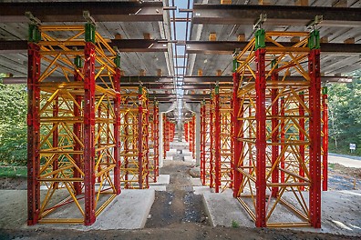 Tragfähig: VST Schwerlasttürme auf Basis des VARIOKIT Ingenieurbaukastens tragen bis zu 700 kN pro Stiel sicher ab.