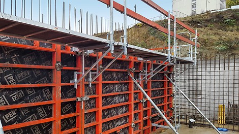 Konzolový systém MXK je modulový systém lávok s integrovaným rebríkom, ktorý sa dá nasadiť pri debnení MAXIMO ako aj TRIO.