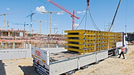 Die Deckentische werden von PERI vormontiert und just in time zur Baustelle geliefert.