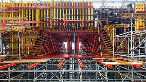 In order to form a massive arched slab in the turbine building, PERI engineers planned a cost‑effective support structure consisting of rentable system components taken from the VARIOKIT engineering construction kit.