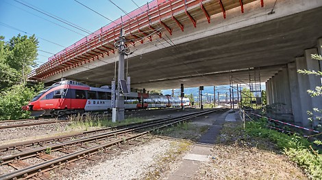 VARIOKIT VGK Kantdrager konsol l- Prosjekt eksempler Dornbirn Bridge, Bregenz, Østerike
Rehabilitering av broi mens togene fortsatt passerer under