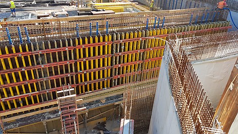 Deskowanie VARIO GT 24 dla architektonicznych ścian pochylni w części wystawowej muzeum.