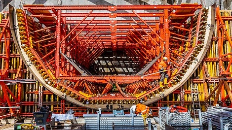Er werd 2 keer 1.200 m² bekisting gebruikt om de betonbell van de startschacht te storten. Deze bekisting op maat werd met standaard VARIO onderdelen en volledig in huur gemonteerd. 