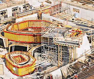 Nämä kaarevat betonitornit erilaisilla poikkileikkauksilla ja vaihtelevilla säteillä toteutettiin räätälöidyillä VARIO GT 24 -elementeillä.<br/>