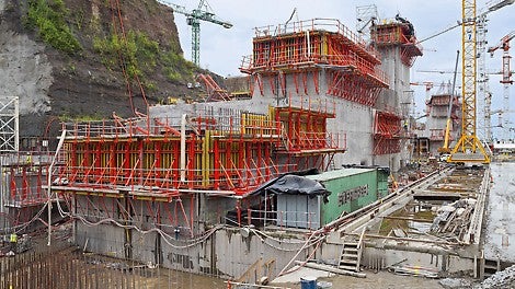 With the help of PERI formwork and scaffolding solution, massive components, e.g. as shown here for the Miraflores lock, can be quickly and cost-effectively realized.