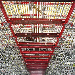 A PERI desenvolveu um escoramento de fácil montagem e carga usando o sistema modular de andaimes PERI UP Rosett. 