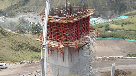 El versátil sistema de trepa CB-240 en conjunto con TRIO como encofrado dan forma a las pilas rectangulares.