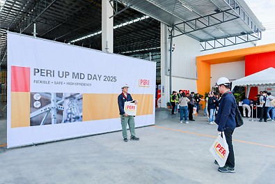 PERI UP MD DAY 2025 customer with PERI UP MD DAY 2025 entrance banner
