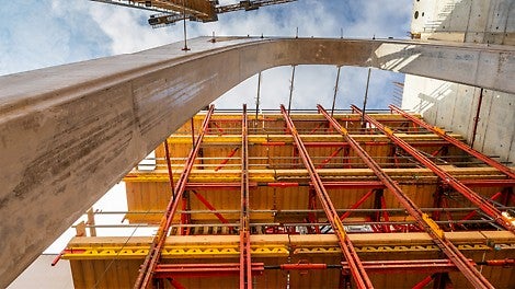 Om een open plintstructuur mogelijk te maken, zijn vijf imposante boogkolommen van 18 meter hoog gerealiseerd.