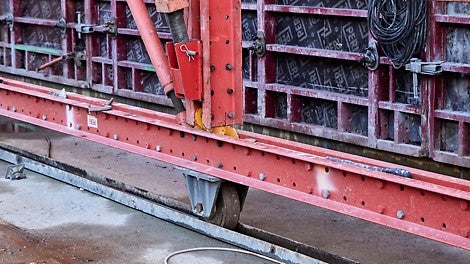 Detail van de veelzijdige verbindingsmogelijkheden van het PERI VARIOKIT systeem. Voorzien van speciaal wielsysteem.