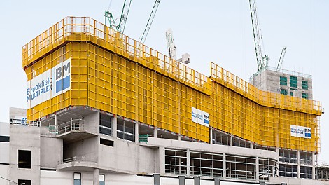 The close-meshed panels provide a safe and secure enclosure which nevertheless is still light-transmissive. Advantage and very convenient to carry out working operations in the building in daylight conditions – especially when striking the slabs.<br/>