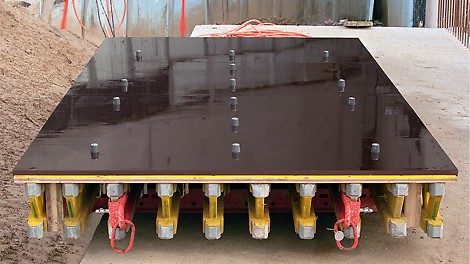 Ready-to-use VARIO GT 24 formwork element complete with blind plugs and sprayed with a release agent.