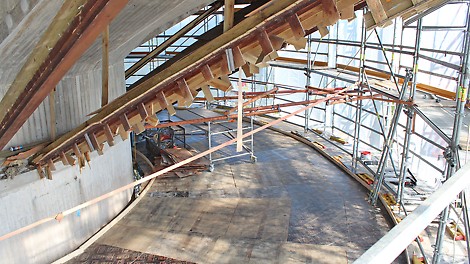 Työskentelytasoa käytetään myös varastointitasona purkujätteille ja uusille rakennustarvikkeille.