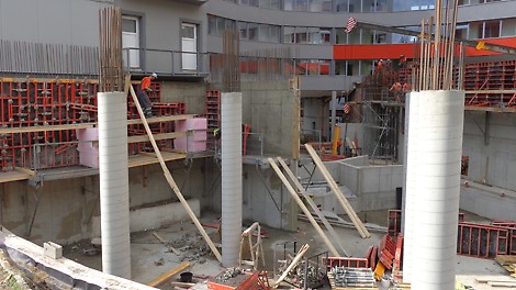 Prístavbu tvorí sústava železobetónových stĺpov kruhového prierezu 400 mm a železobetónová stena hrúbky 350 mm. Steny boli realizované so systémom DOMINO.