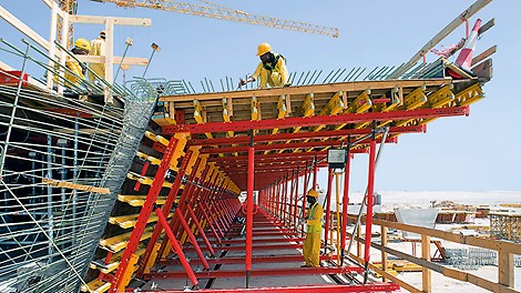 Zeitsparende und kosteneffiziente Baustellenmontagen lassen sich aufgrund der standardisierten Verbindungsbauteile und Passbolzenverbindungen realisieren. 