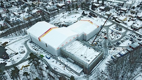 Kuvassa valmiina kaksi ensimmäistä sääsuojakokonaisuutta - kolmas sääsuojalohkoja ja peitteitä vaille valmis.