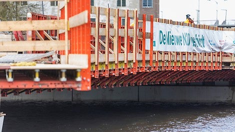 Over de volledige lengte van het brugdek van de Boezembrug is er door PERI een veilige werkruimte gerealiseerd.