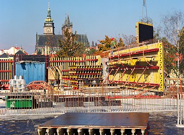 Poziționarea flexibilă a riglelor metalice aferente cofrajului cu grinzi pentru pereți VARIO GT 24 a pemis realizarea modelului de dispunere a ancorajelor impus. 