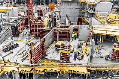 Efektívna kombinácia systémov rámového debnenia DOMINO a TRIO napomohla k skráteniu času výstavby a k maximálnemu využitiu debnenia v jednotlivých záberoch. V závislosti od výšky stropov boli pri systéme MULTIFLEX použité stojky PEP Ergo alebo podperná konštrukcia PERI UP Flex.
