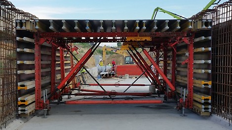 El sistema de cajón rodante RKR en conjunto con el encofrado VARIO VT-20, permitieron realizar de manera rápida y sencilla los vaciados de alcantarilla propuestos. 