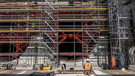 Na het uitharden van het onderste deel van de betonbell werden de schaaldelen omgekeerd en gebruikt voor het storten van het bovenste schachtdeel. Rechts staat de toegangssteiger en op de voorgrond de PERI UP Flex steiger.