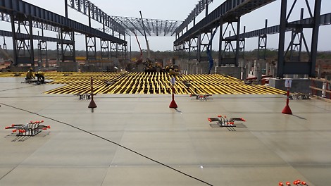 El sistema de encofrado de losas MULTIFLEX, permite encofrar cualquier planta a cualquier altura con un menor número de vigas primarias y secundarias, garantizando menos piezas y mayor rapidez en su armado.