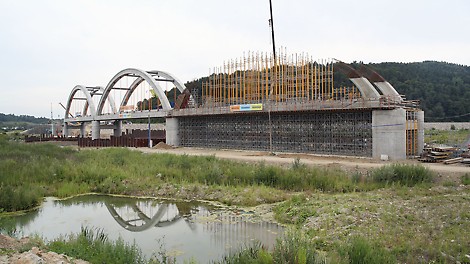 Mosty kolejowe nad korytem rzek Skawa i Stryszówka.