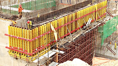 The CB 240 climbing scaffold, combined with VARIO GT 24 girder wall formwork, was used for constructing the massive power plant walls.