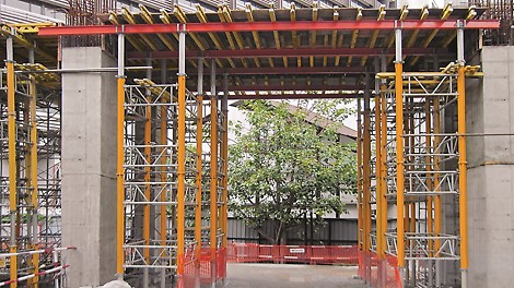 For forming higher slab and special requirements, lightweight MULTIPROP Aluminium Slab Props were extended. MRK Frames were used to create a load-bearing tower system.