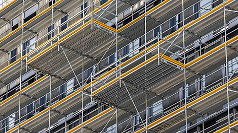 Ohne aufwendige Rohr-Kupplungsarbeiten Die auskragenden Absetzbühnen sind mithilfe von Knotendiagonalen ausgebildet, die ebenso wie die Horizontalriegel direkt am Gerüstknoten des Easy Stiels anschließen.