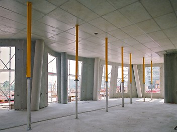 使用SKYDECK楼板模板系统为这一别具一格的建筑项目提供恰当的模板方案，使用系统组件能够适应弯曲的楼板边缘