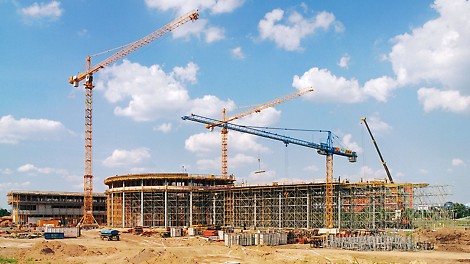 DaimlerChrysler Subsidiary Warsaw, Poland - Not far from Warsaw‘s city centre, the new headquarters building of the automotive group together with a Mercedes-Benz dealership containing showrooms and a service centre has been realized.