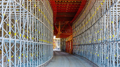 ALPHAKIT tornjevi prenosili su velika operećenja prilikom betoniranja na licu mesta i istovremeno obezbedili nesmetan prolaz vozilima na gradilištu.