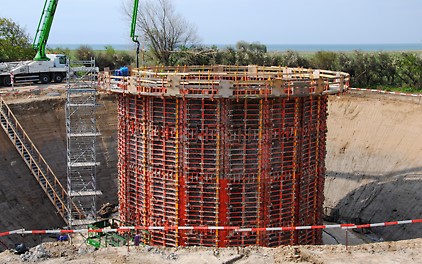 Ydervæggene udføres som en mangekant med en indre diameter på ca. 13 meter.
