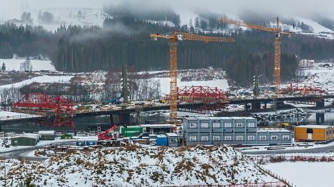 A superestrutura da ponte Harpe Bru está sendo construída usando um total de 4 Carrilhões Cantilever Balanceados. É a primeira ponte extradosed da Noruega.